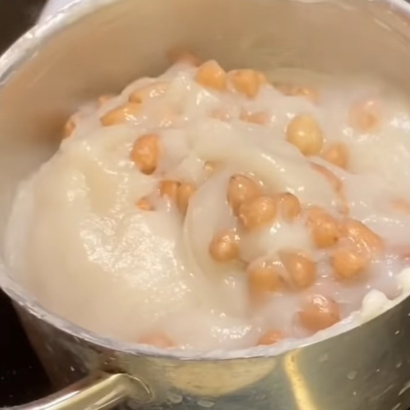 Đổ phần đậu phộng đã sơ chế vào bột