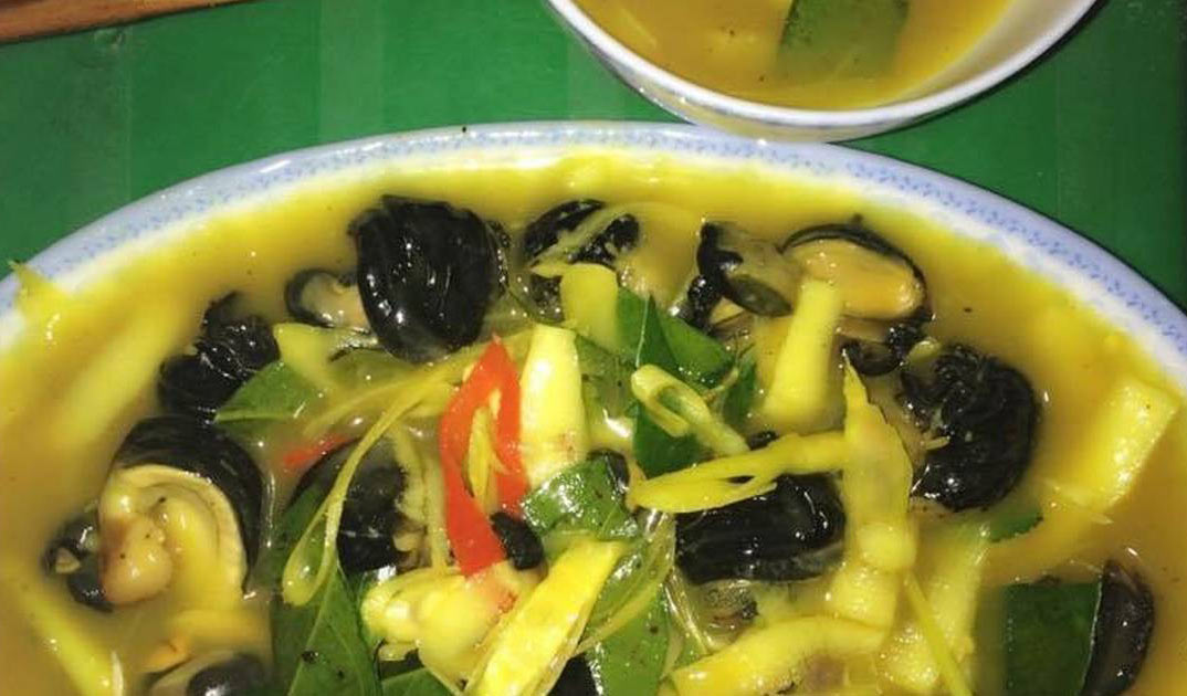 Thành phẩm món ốc xào măng ăn kèm với bánh đa