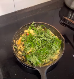 Làm ốc xào măng