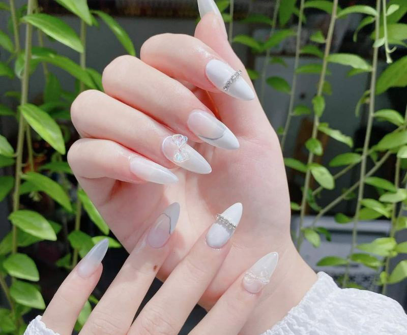 Nail cô dâu màu trắng đơn giản