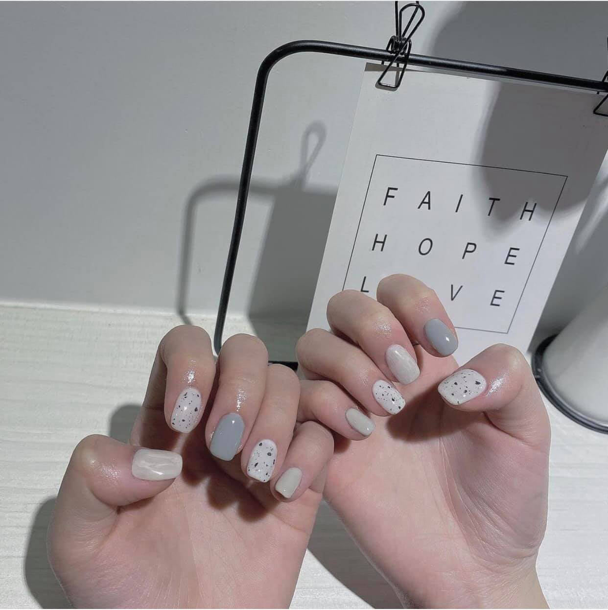 Nail cô dâu đẹp màu trắng kết hợp nhiều màu