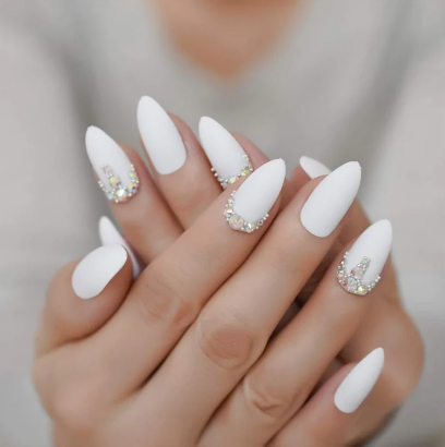 Nail cô dâu đẹp màu trắng có đính đá