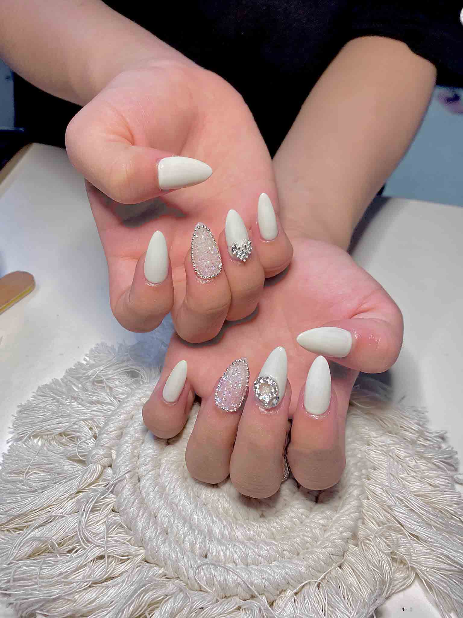 Nail cô dâu màu trắng đính đá