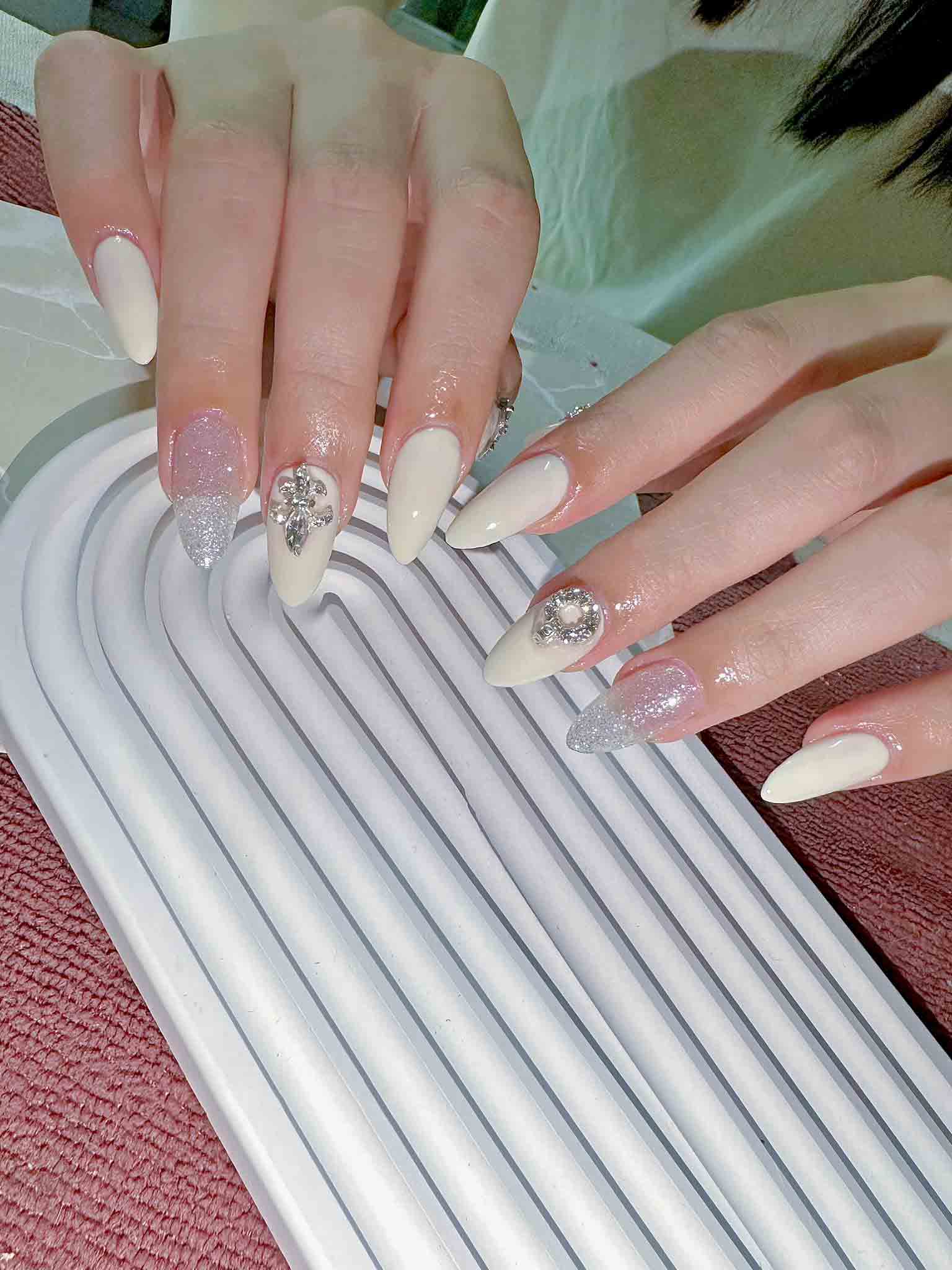Nail cô dâu đẹp màu trắng