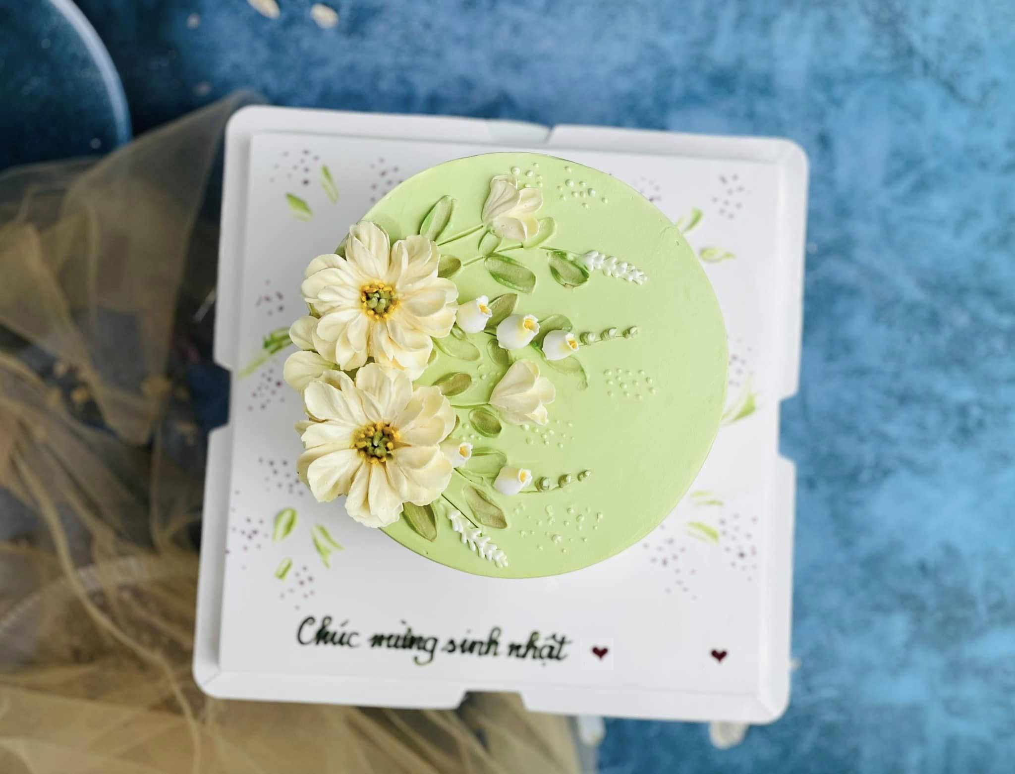 Mẫu bánh sinh nhật cho người lớn là nữ