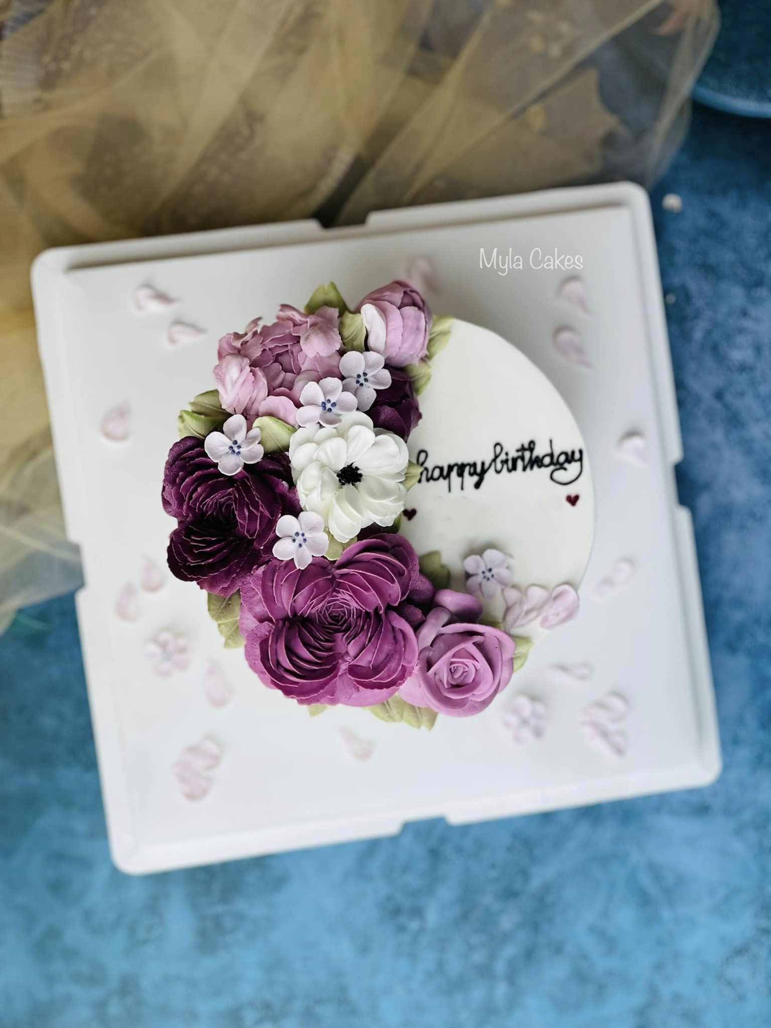 Mẫu bánh sinh nhật cho người lớn là nữ