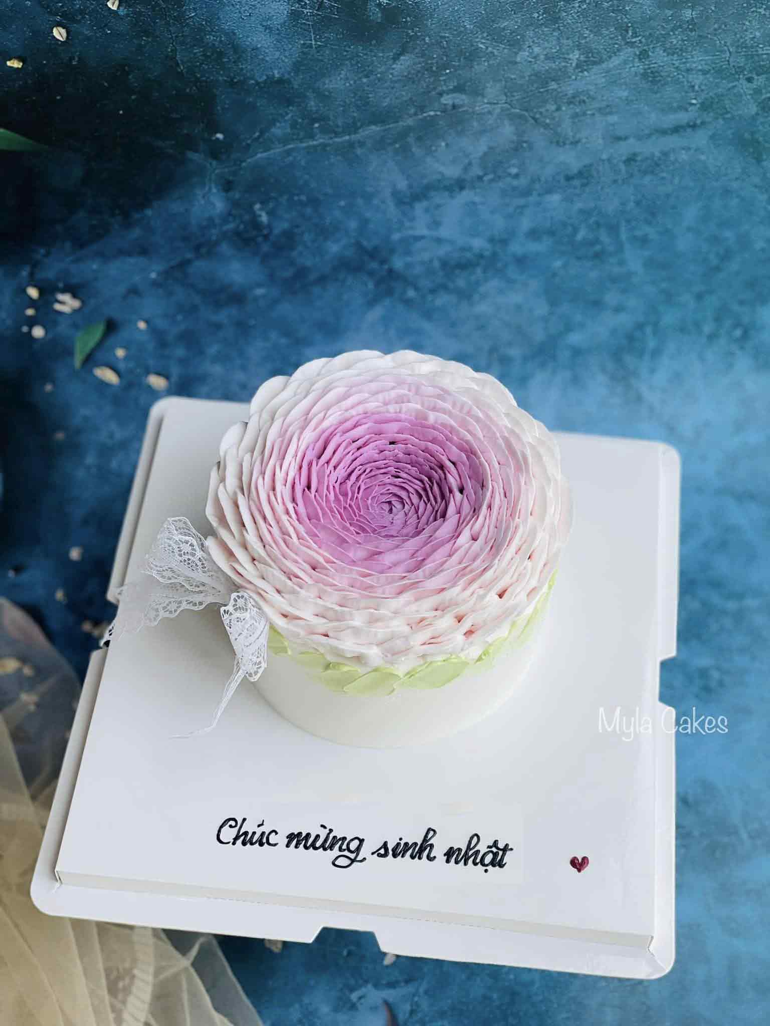 Mẫu bánh sinh nhật cho người lớn là nữ