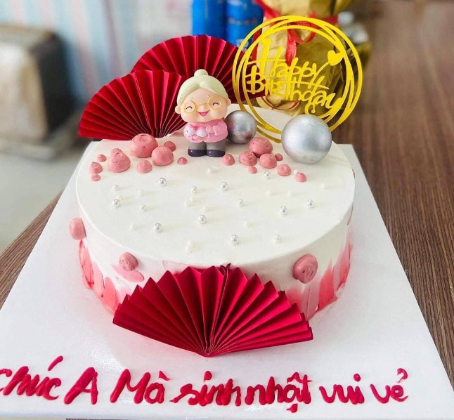Mẫu bánh sinh nhật cho người lớn là nữ