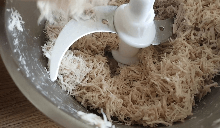 Xay thịt gà bằng máy xay sinh tố