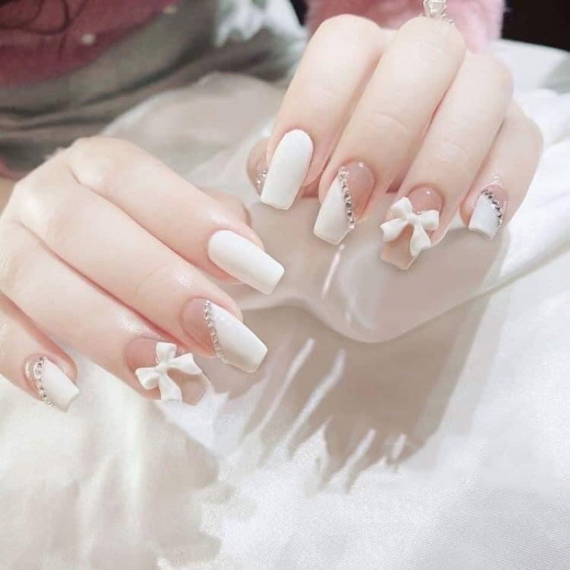 Mẫu móng vuông màu trắng