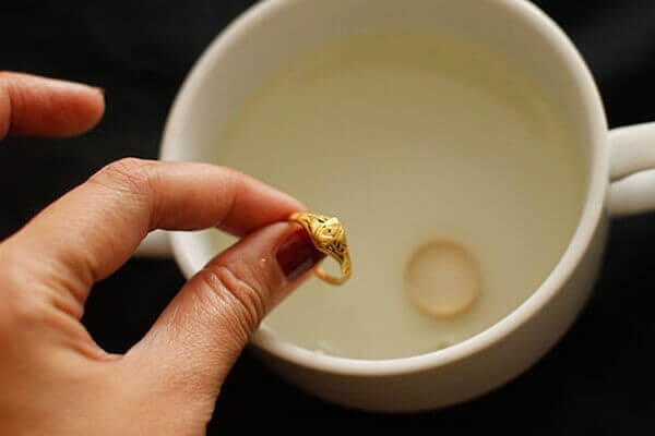 Cách phân biệt vàng thật bằng giấm