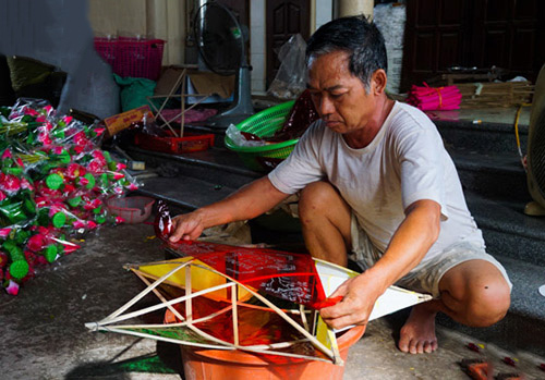 Hình ảnh làm lồng đèn ông sao truyền thống