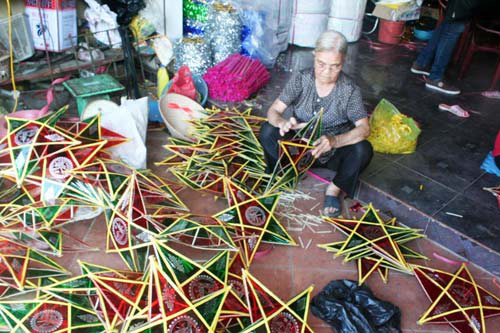 Hình ảnh làm lồng đèn ông sao truyền thống