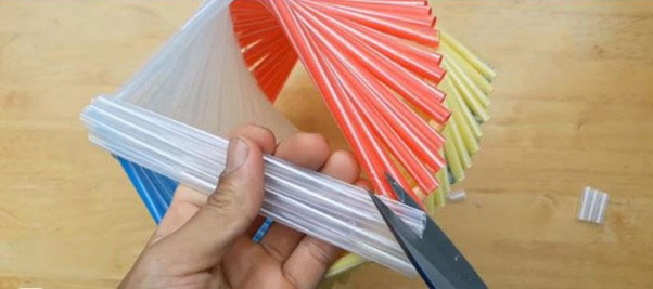 Gắn nhựa vào phần đầu ống hút khoảng 1 - 2cm rồi xếp hình sao cho chúng lệch khung