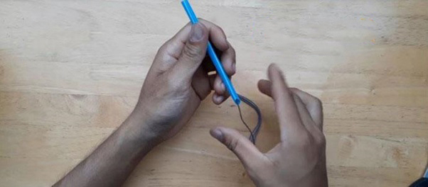 Dùng kéo cắt đôi 2 ống nhựa cùng màu rồi cắt chéo các phần đầu của ống hút, buộc chúng lại bằng 4 đoạn dây dù