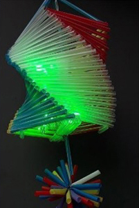 Cắt đôi 10 ống hút khác màu rồi dùng dây buộc chúng lại với nhau, cố định vào phần ống hút đã được gắn ở thân đèn tại bước 4