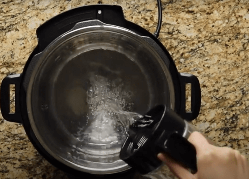 Cho nước vào nồi áp suất
