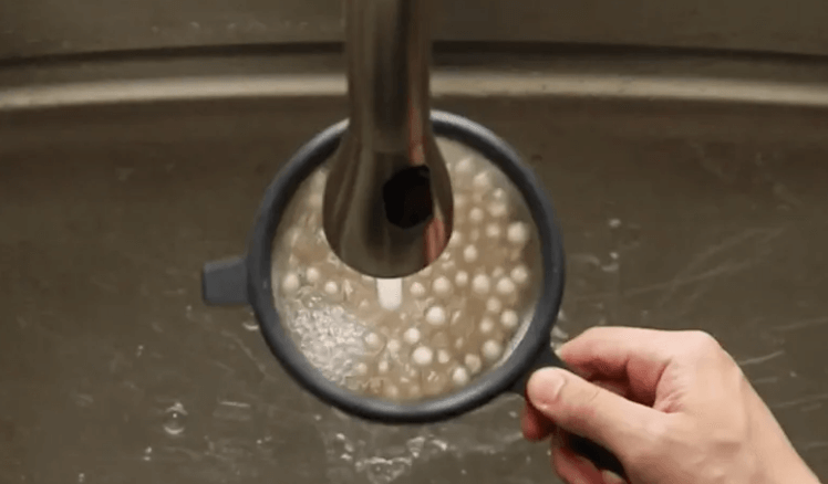 Xả trân châu dưới vòi nước mát, sạch