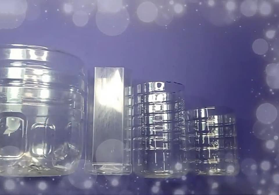 Chai nhựa đem rửa sạch, để ráo, dùng kéo cắt theo kích thước lồng đèn bạn muốn