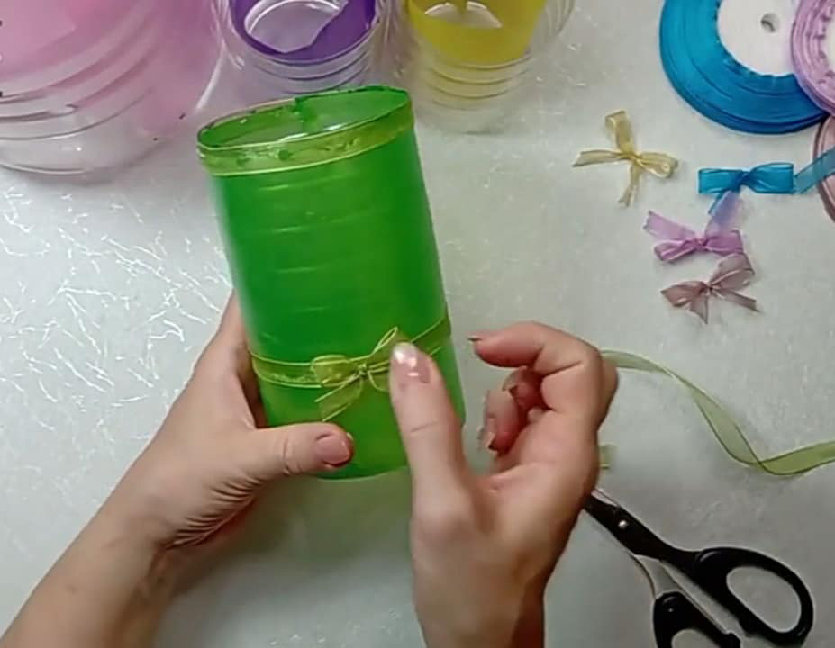 Dán dây ruy băng ở ngoài chai nhựa