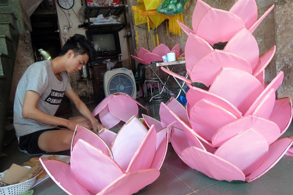 Làm khung, tạo dáng cho lồng đèn hoa sen