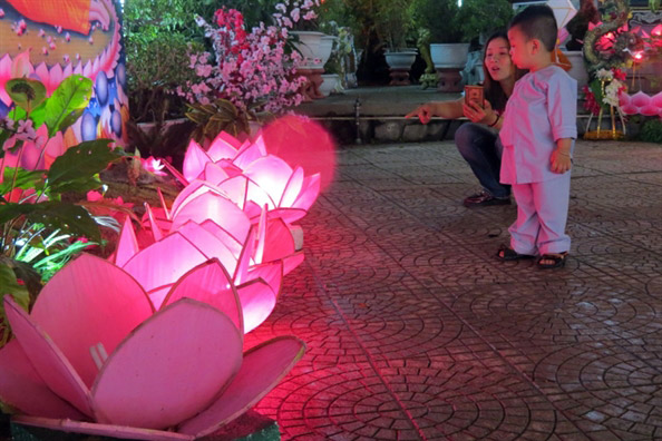 Đèn lồng hoa sen làm bằng tre