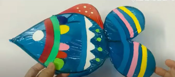 Dùng bút màu vẽ lên các phần vừa phác họa bằng bút lông đèn