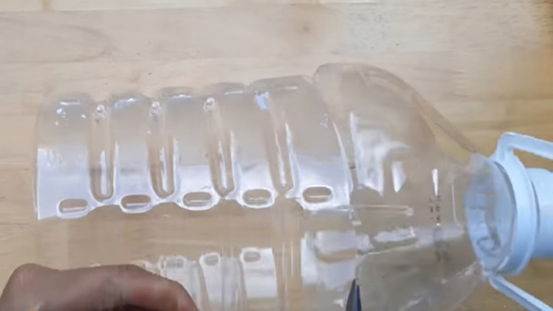 Chai nhựa đem cắt lấy phần trụ tròn để làm thân lồng đèn