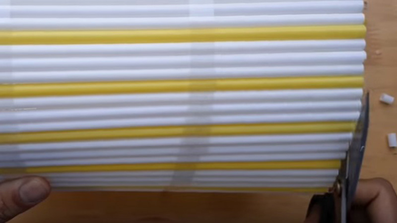 Khi đã gắn xong ống hút lên, bạn cố định chắc chắn ống hút trên thân lồng đèn bằng 2 vòng băng dính trắng và tỉa lại đầu ống hút cho đều