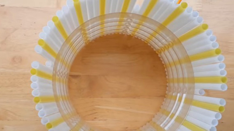  Tạo và gắn các thanh ngang đặt nến và buộc dây cầm cho lồng đèn