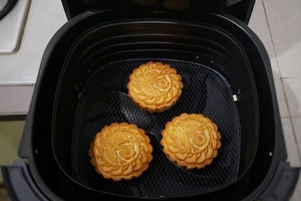 Tìm hiểu làm bánh Trung Thu bằng nồi chiên không dầu có ngon như lò nướng chuyên dụng