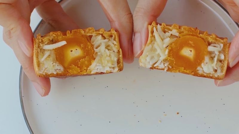 Thành phẩm bánh Trung Thu nướng sữa dừa sầu riêng bằng nồi chiên không dầu