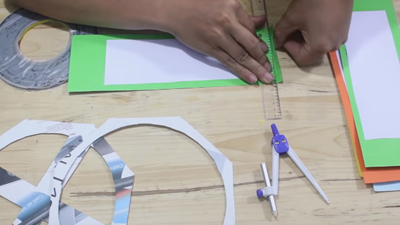 Lấy một tờ bìa trắng, đo kích thước cho vừa khít với cửa sổ mà bạn đã khoét trước đó rồi dùng hồ dán lại thành vách có ô cửa sổ trắng