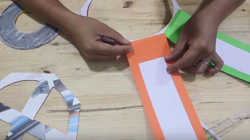 Ở mỗi vách vừa làm xong, bạn gấp mỗi đầu và cuối vào khoảng 1cm