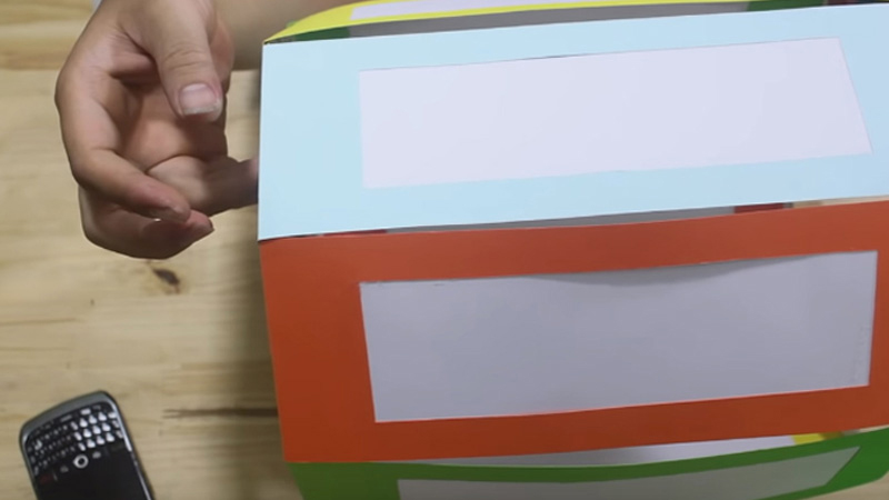 Dùng keo dán, dán phần vừa gấp 1cm vào nắp của lồng đèn