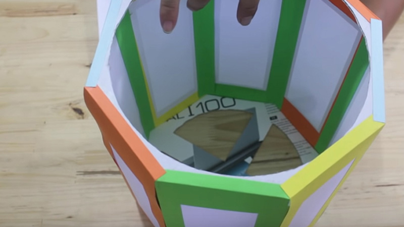 Cắt các thanh để cố định các bách với nhau bên trong lồng đèn với chiều rộng khoảng 3cm, chiều dài thì đo cho vừa với chiều dài của lồng đèn