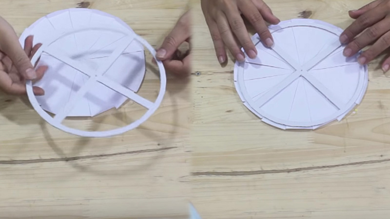 Bạn dùng tiếp một miếng bìa cứng rồi cắt hình tròn có đường kính nhỏ bằng đường kính hình tròn của cánh quạt đã gập đầu vào 0,5cm