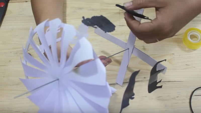 Bạn dùng băng keo để dán những hình dáng bạn muốn vào lồng đèn