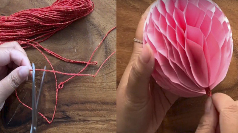 Cắt một đoạn dây vừa phải, nhập đôi rồi thắt nút lại với nhau và luồn cọng dây vào giữa lồng đèn là xong