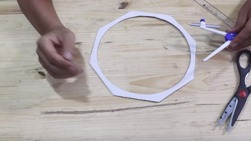 Dùng tờ bìa cứng cắt thành hình bát giác, mỗi cạnh khoảng 9,5cm