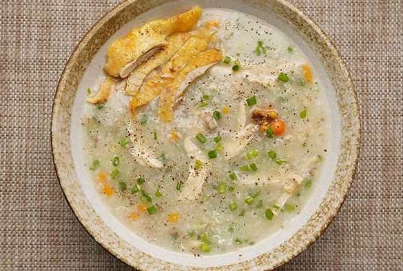 Cách nấu cháo gà nguyên con bằng nồi cơm điện