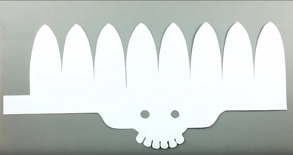 Dùng kéo cắt tờ bìa cứng thành hình như hướng dẫn