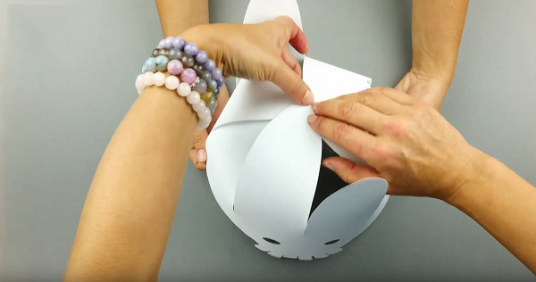 Gấp các hình chóp ở trên đỉnh mũ vào với nhau