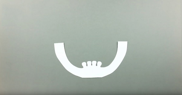 Lấy một phần bìa cứng khác và cắt theo hình hướng dẫn để làm hàm dưới cho mặt nạ