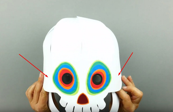 Khi đã cắt xong hàm dưới, bạn dán cố định vào mặt nạ bằng keo dán