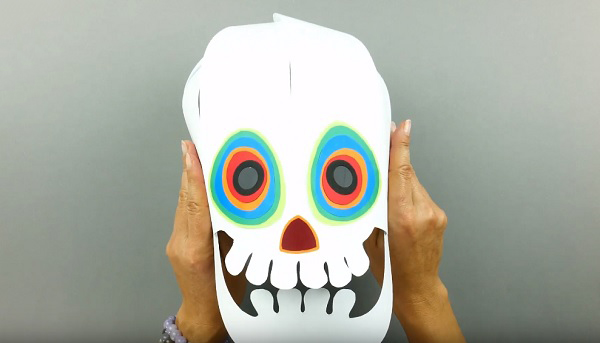 Hoàn thành xong chiếc mặt nạ làm từ giấy cứng