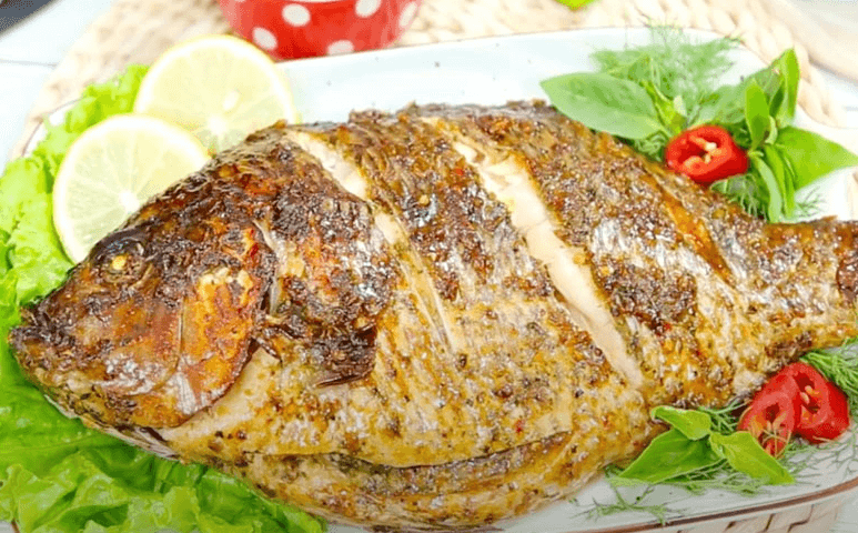 Cho cá ra đĩa và trang trí cho đẹp