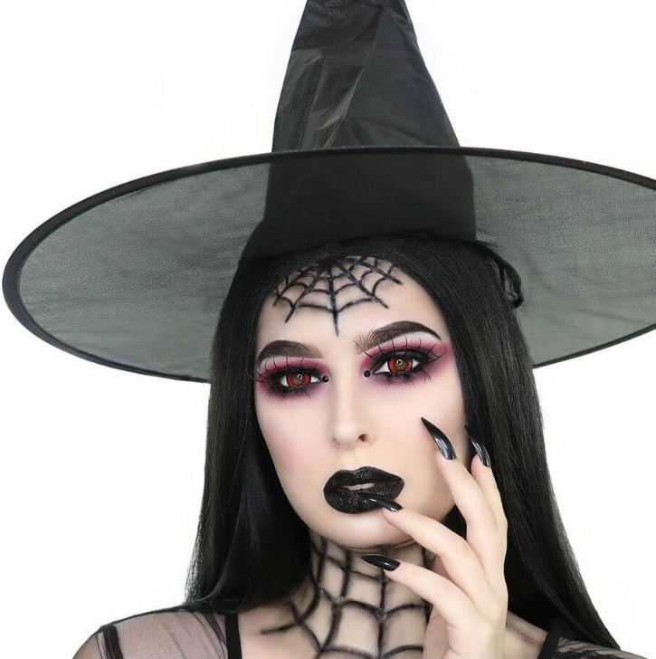 Hóa trang thành bà chúa người nhện