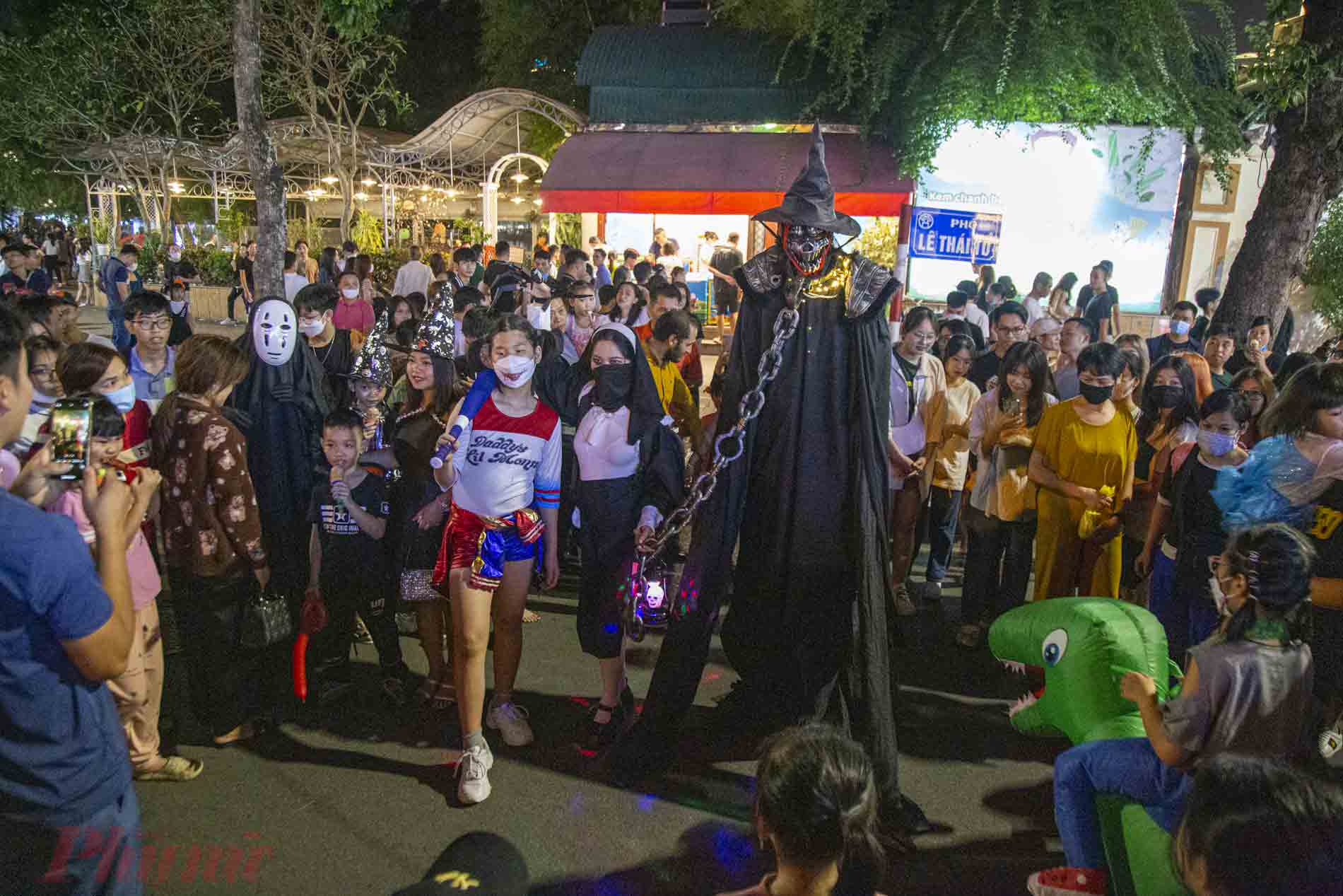 Địa điểm chơi Halloween ở Hà Nội - Phố đi bộ Hồ Gươm