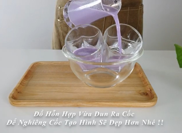 Chia hỗn hợp vừa đun vào cốc, bạn nên đặt cốc nghiêng sang một bên thì tạo hình Panna sẽ đẹp hơn, chờ nguội rồi cho vào ngăn đông tủ lạnh khoảng 30 phút